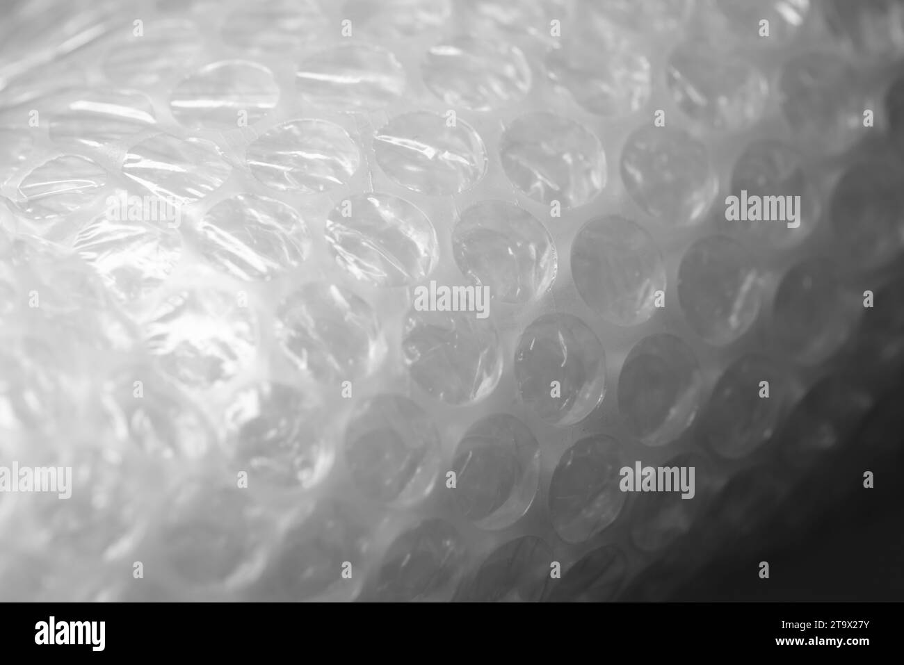 Film à bulles roulé, photo macro avec mise au point sélective. C'est une matière plastique transparente pliable avec des bulles d'air utilisé pour emballer des articles fragiles Banque D'Images