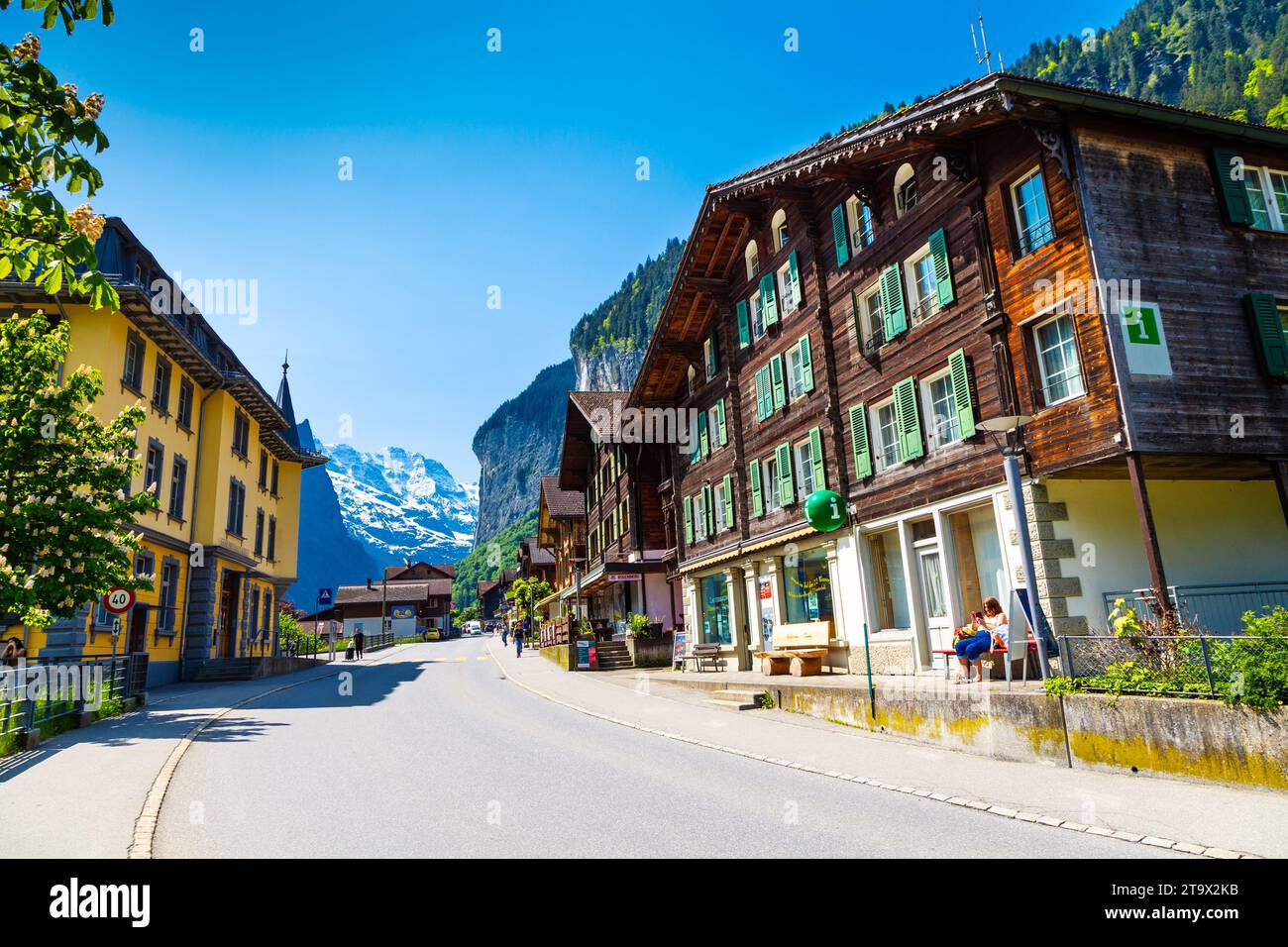 Chalets suisses traditionnels le long de Pfrundmatte à Lauterbrunnen, Suisse Banque D'Images