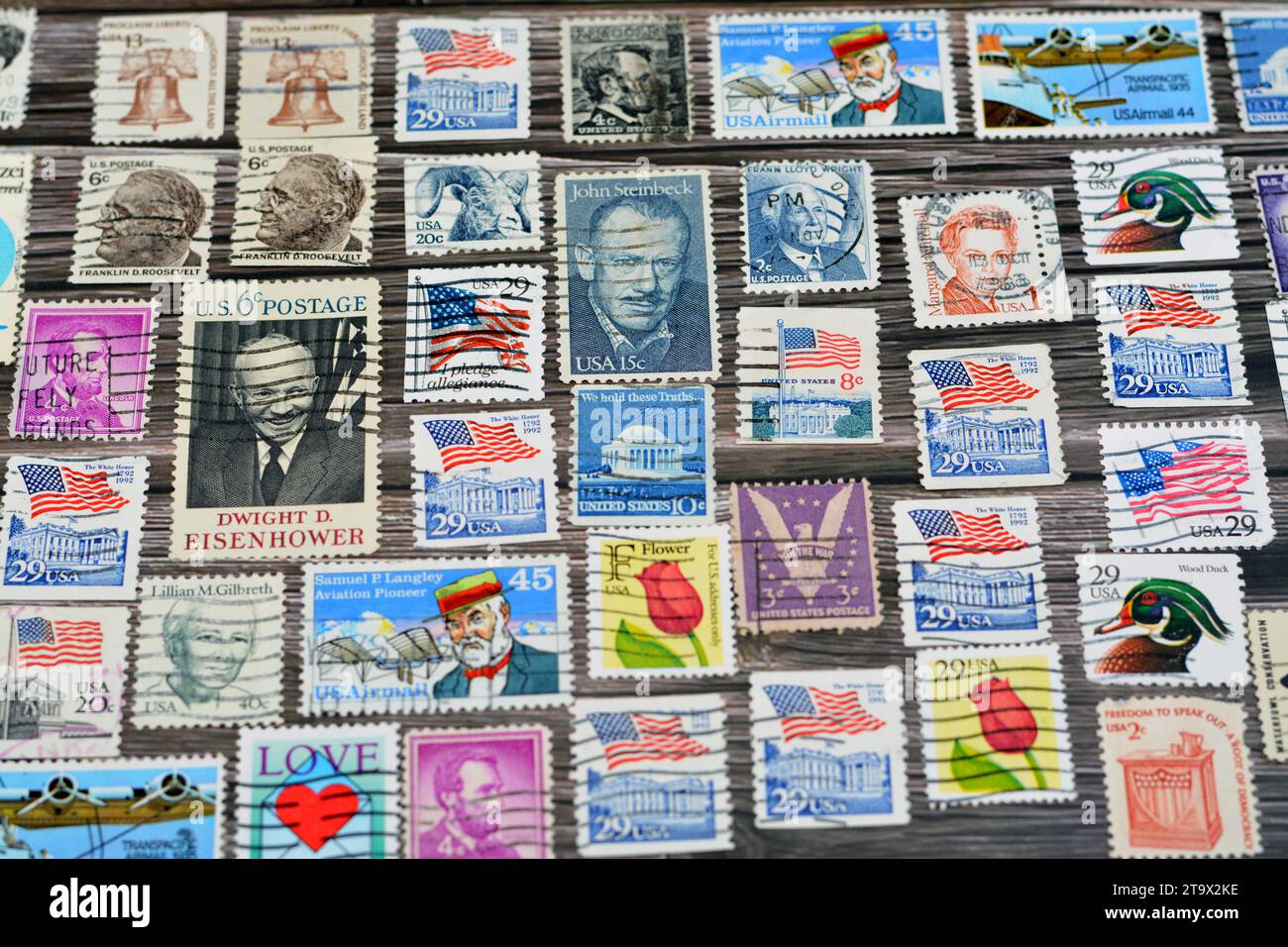 Le Caire, Egypte septembre 21 2022 : divers vieux timbres-poste utilisés des Etats-Unis d'Amérique à différentes époques sur un fond de bois, une couverture avec Banque D'Images