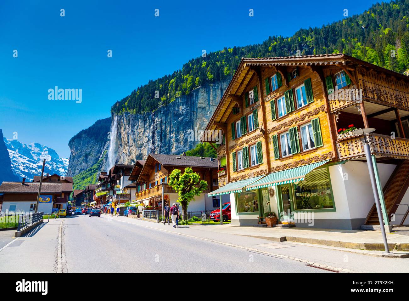Chalets suisses traditionnels le long de Pfrundmatte et de la cascade de Staubbach à Lauterbrunnen, Suisse Banque D'Images
