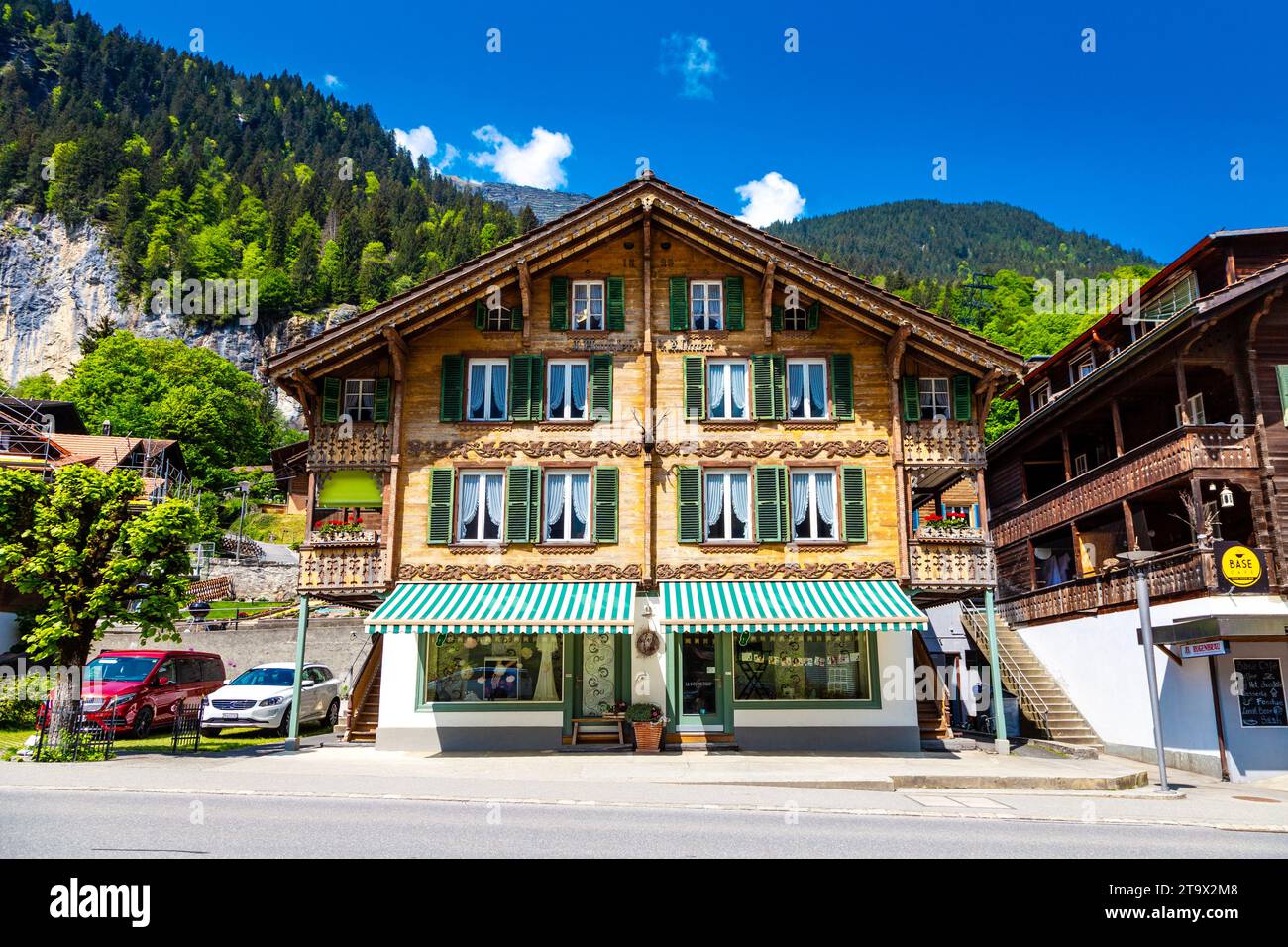 Chalet suisse traditionnel le long de Pfrundmatte à Lauterbrunnen, Suisse Banque D'Images
