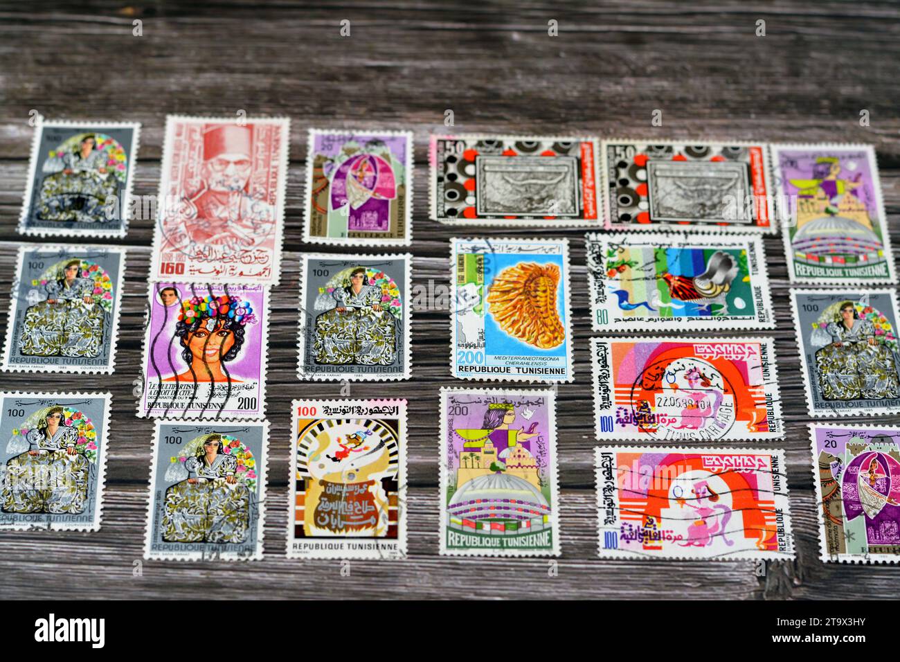 Le Caire, Egypte septembre 21 2022 : Tunisien ancien a utilisé des timbres-poste Tunisie à différentes époques sur un fond de bois, une couverture avec un ensemble de stam d'affranchissement Banque D'Images