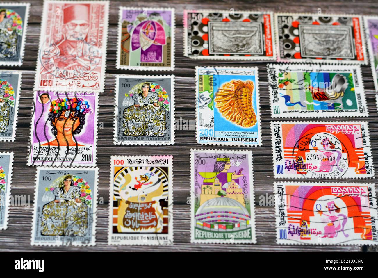 Le Caire, Egypte septembre 21 2022 : Tunisien ancien a utilisé des timbres-poste Tunisie à différentes époques sur un fond de bois, une couverture avec un ensemble de stam d'affranchissement Banque D'Images