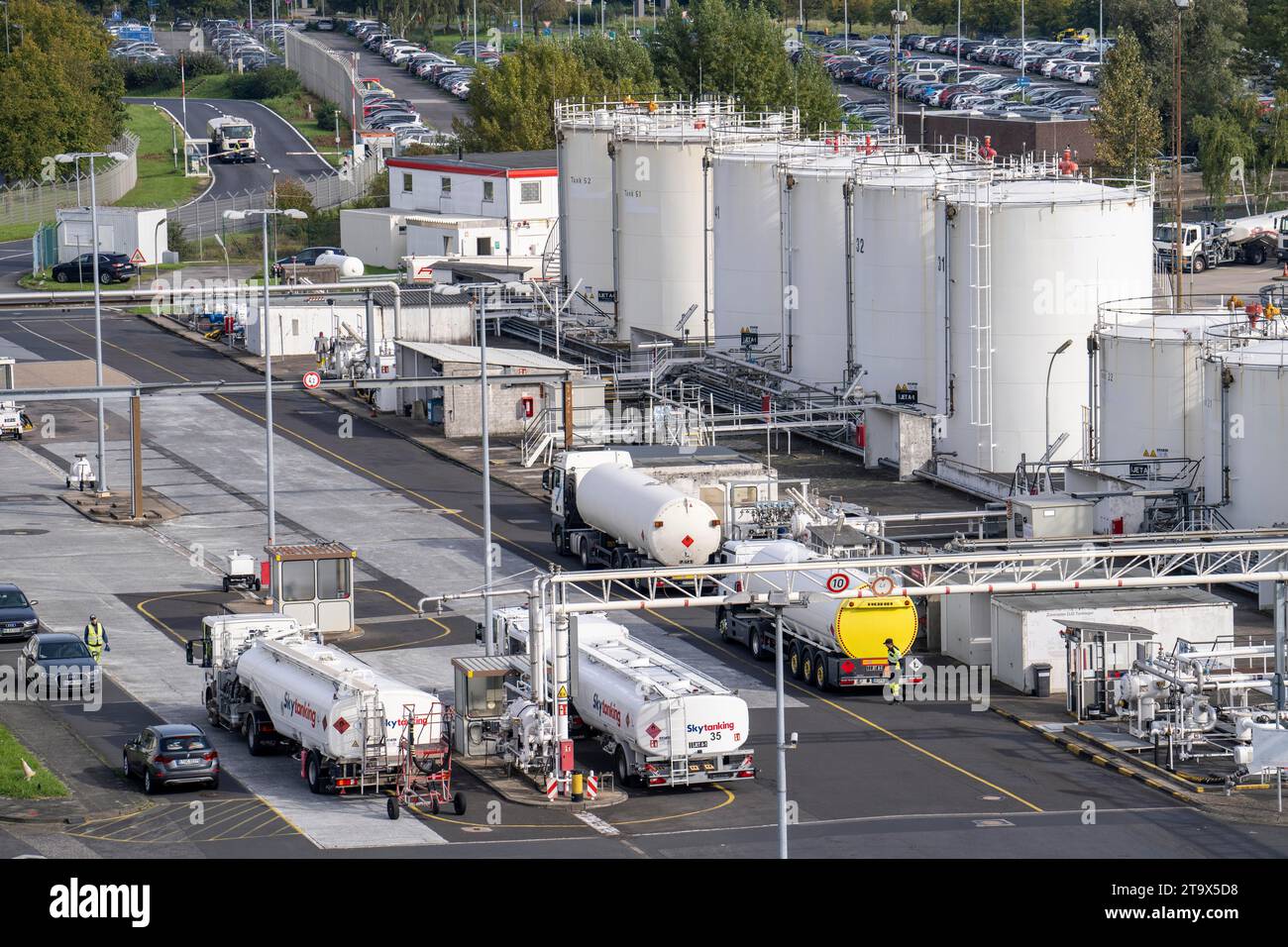 Aéroport de Düsseldorf, dépôt de carburant, c'est là que les camions-citernes sont remplis pour apporter la paraffine aux avions pour le ravitaillement, le skytanking, Banque D'Images