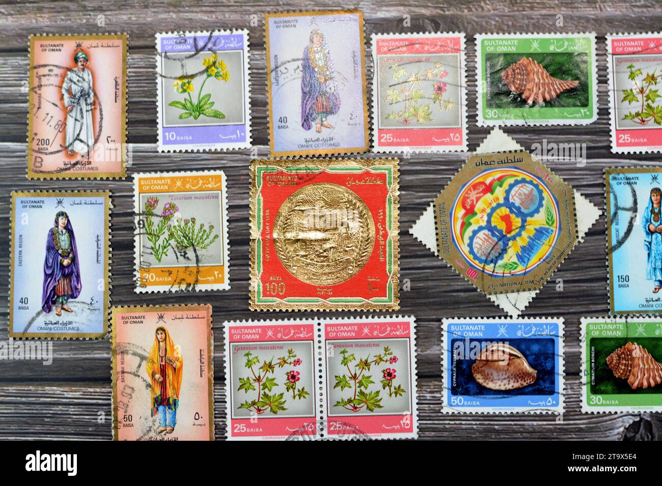 Le Caire, Égypte septembre 21 2022 : le sultanat omanais ancien a utilisé des timbres-poste à différentes époques sur un fond en bois, une couverture avec une série de timbres-poste Banque D'Images
