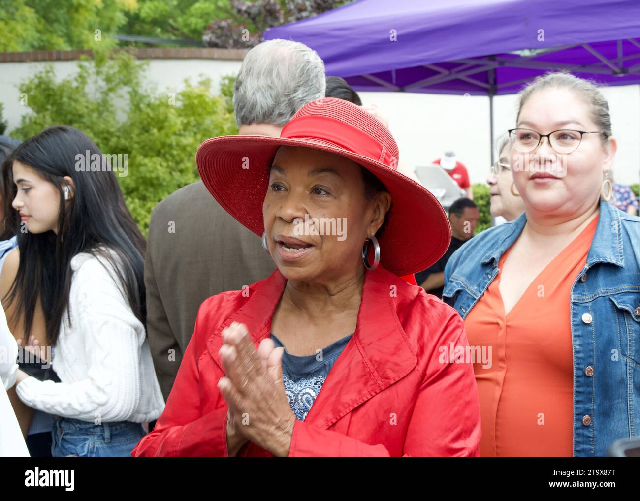 San Jose, CA - 2 septembre 2023 : participants au BBQ de la fête du travail du South Bay Labor Council. Barbara Lee, membre du Congrès, s'entretient avec les participants. Banque D'Images