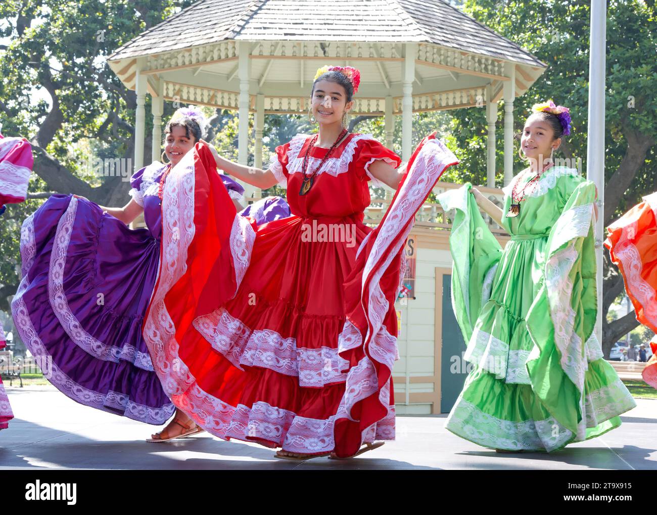 Alameda, CA - 23 septembre 2023 : jeunes danseurs sur scène au festival d'art et de culture Nuestros Colores. Banque D'Images