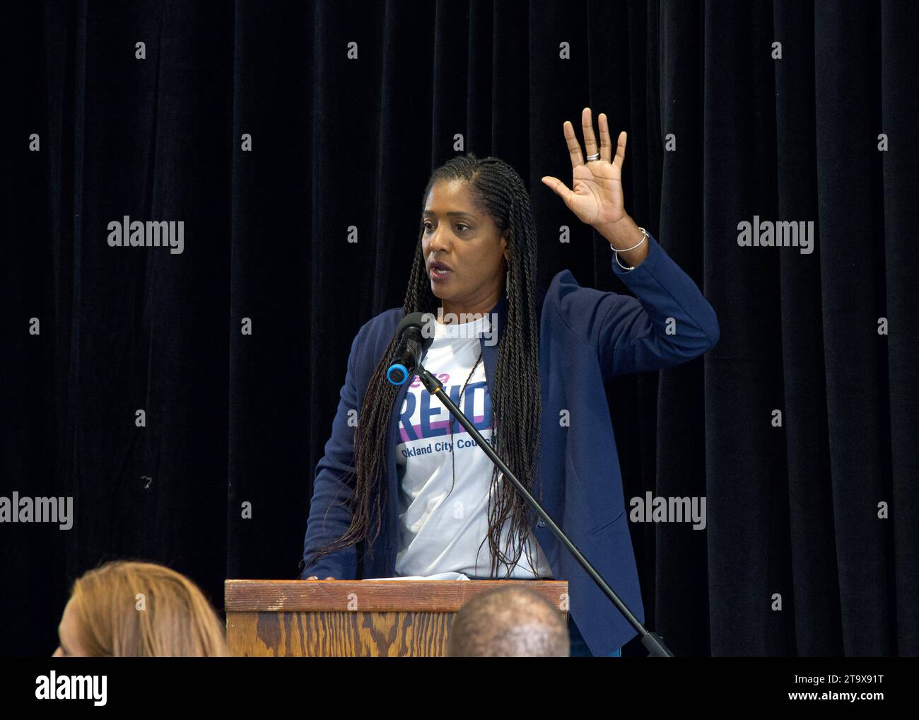 Oakland, CA - 23 septembre 2023 : Triva Reed, membre du conseil, s'exprimant avec des membres de la communauté lors de l'événement communautaire Talking transitions à Castlemont High S. Banque D'Images