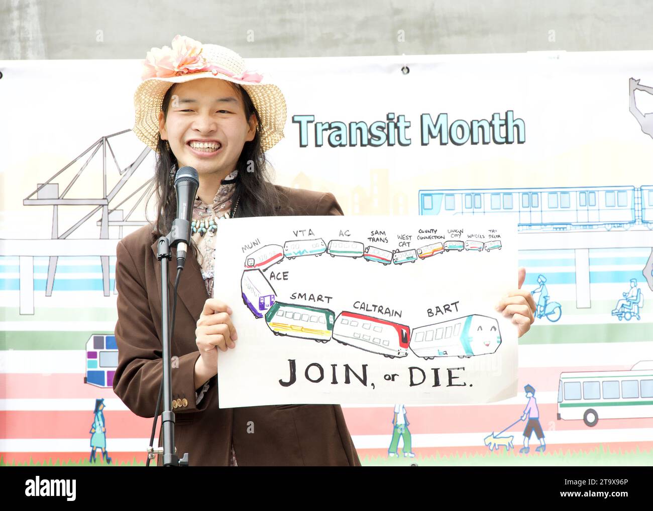 Berkeley, CA - 30 septembre 2023 : télégraphe pour les gens Alfred TWU parlant à un rassemblement de transit devant la station BART du centre-ville de Berkeley. Banque D'Images