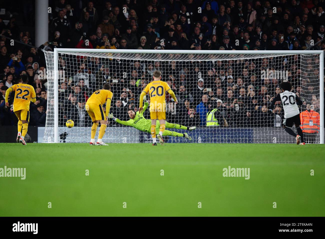 LONDRES, Royaume-Uni - 27 novembre 2023 : Willian de Fulham FC marque le troisième but de son équipe depuis le point de penalty devant Jose sa de Wolverhampton Wanderers pour gagner le match 3-2 lors du match de Premier League entre Fulham FC et Wolverhampton Wanderers à Craven Cottage (crédit : Craig Mercer/ Alamy Live News) Banque D'Images