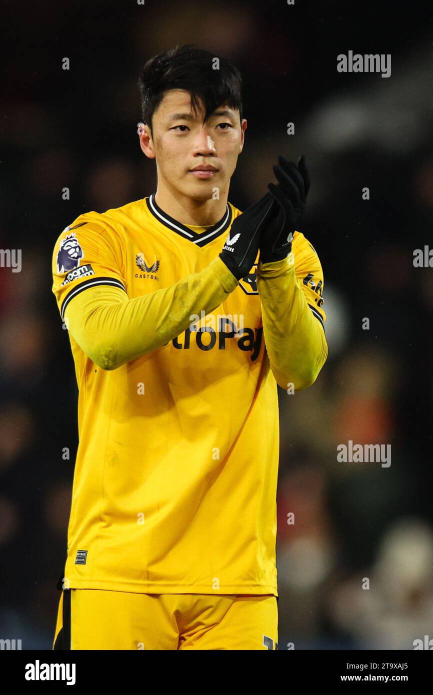 LONDRES, Royaume-Uni - 27 novembre 2023 : Hwang Hee-Chan de Wolverhampton Wanderers applaudit les supporters après le match de Premier League entre Fulham FC et Wolverhampton Wanderers à Craven Cottage (crédit : Craig Mercer / Alamy Live News) Banque D'Images