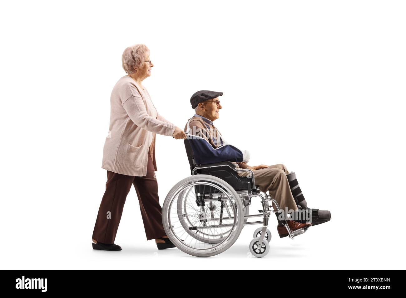 Femme âgée poussant un homme âgé blessé dans un fauteuil roulant isolé sur fond blanc Banque D'Images