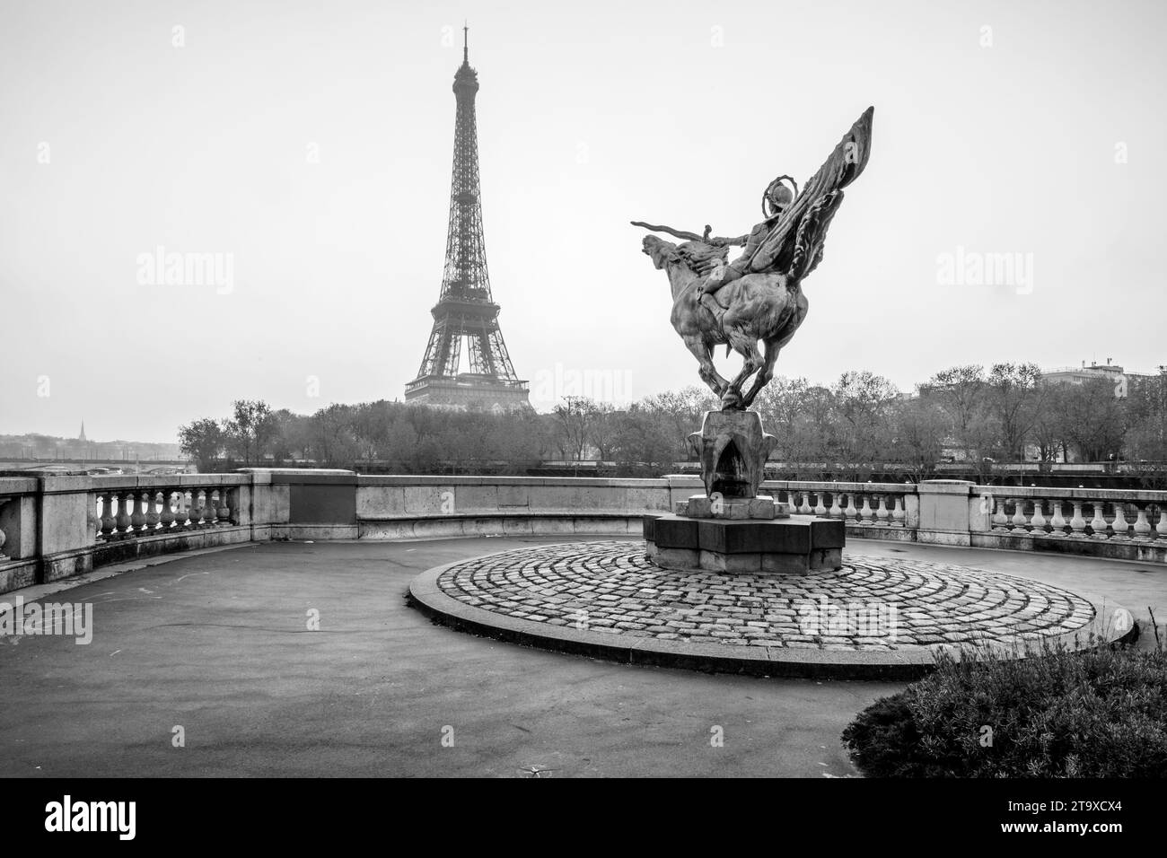 Statue France Reborn, français : la France renaissante sur le pont de Bir Hakeim avec la Tour Eiffel en arrière-plan. Paris, France. Image en noir et blanc. Banque D'Images