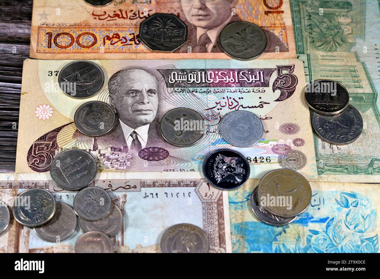 Collection de billets et pièces de monnaie Old Arabian de différents pays, Tunisie, Algérie, Maroc, Liban, et d'autres pays arabes, vintage re Banque D'Images