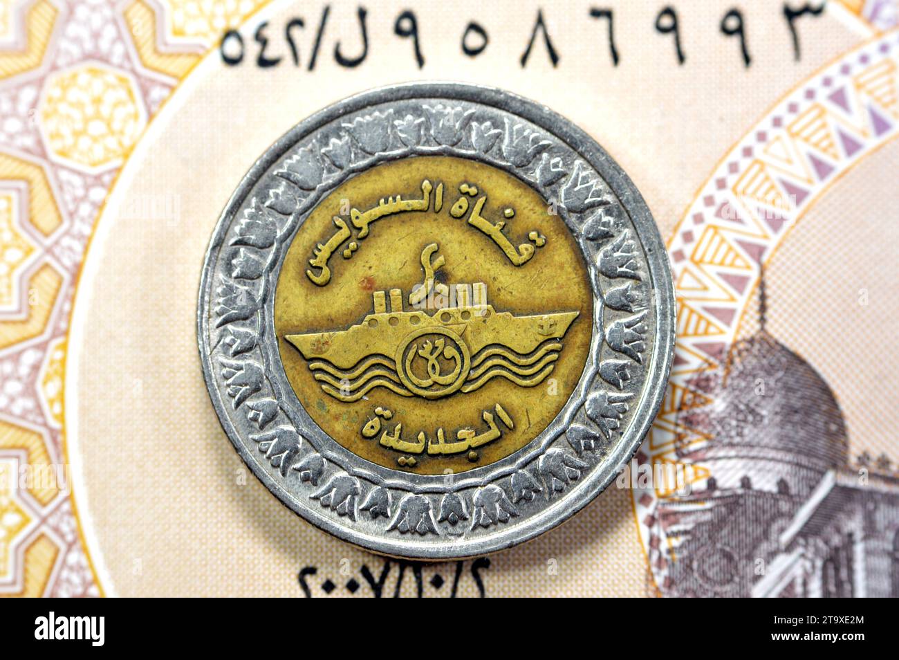 Traduction du texte arabe (Nouveau canal de Suez), avec le slogan des navires traversant le canal de Suez en Egypte, Mémorial pour le nouveau canal de Suez en Egypte le Th Banque D'Images