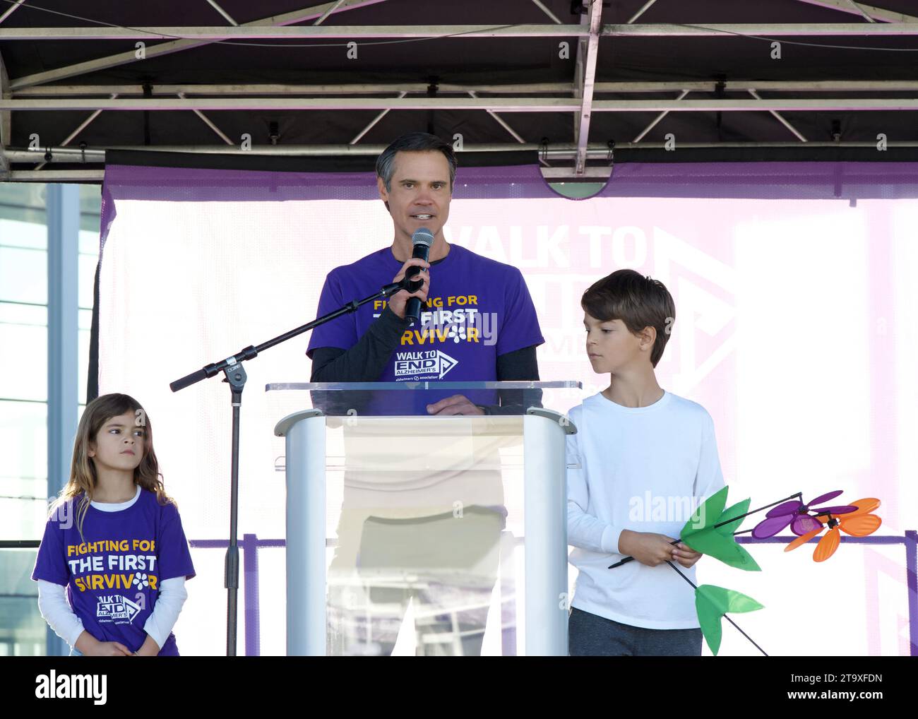 San Francisco, CA - 4 novembre 2023 : Grant Lodus, présentateur de nouvelles pour KRON4 News s'exprimant lors de la cérémonie d'ouverture annuelle Walk to End Alzheimers Banque D'Images