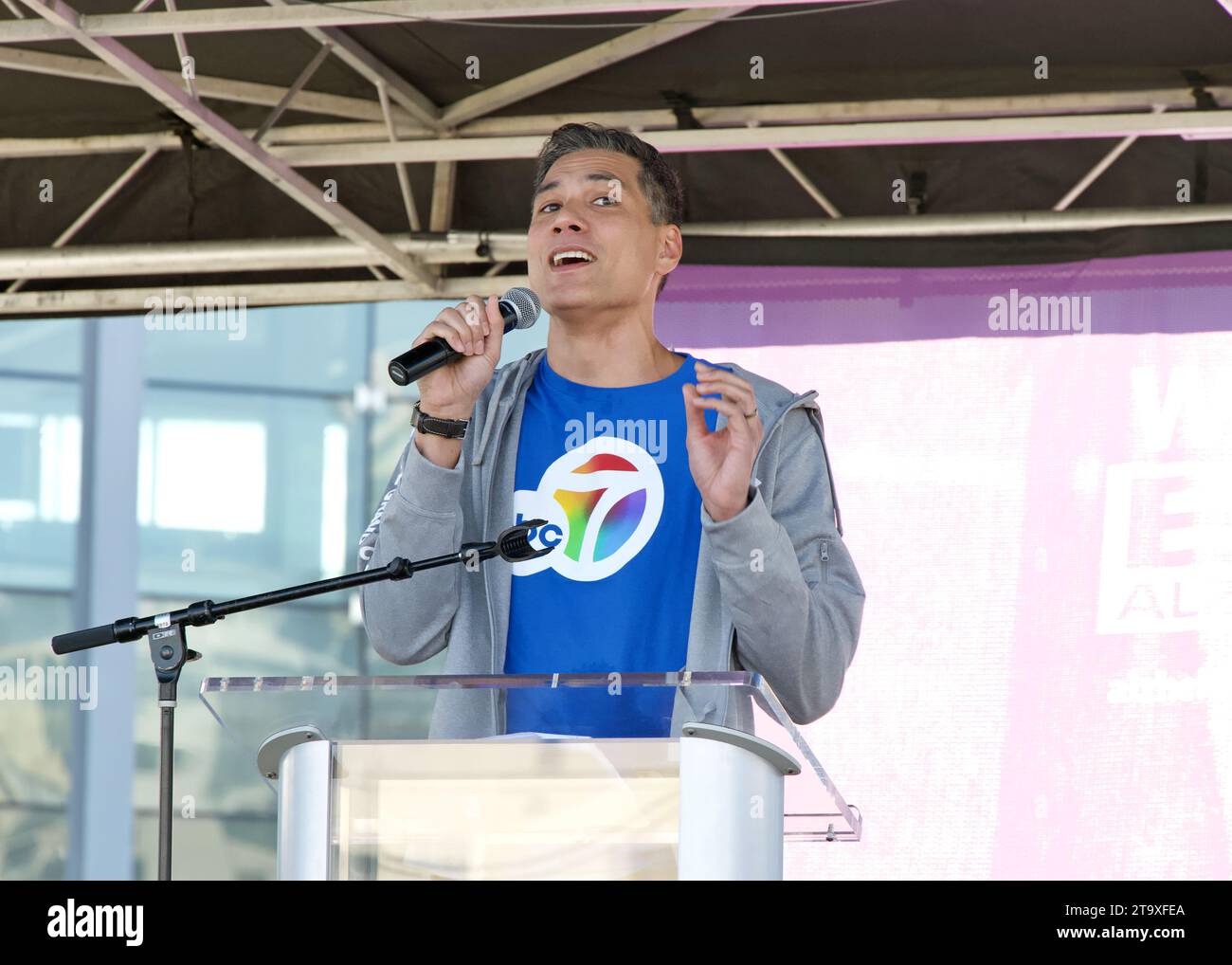 San Francisco, CA - Nov 4, 2023 : Reggie Aqui, ABC 7 présentateur de nouvelles prenant la parole lors de la cérémonie d'ouverture annuelle Walk to End Alzheimers Banque D'Images