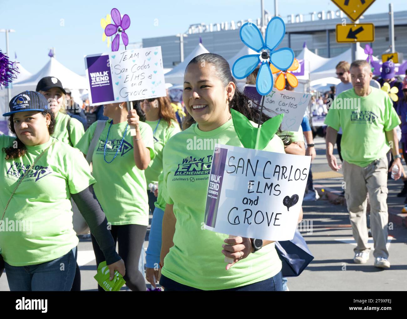 San Francisco, CA - 4 novembre 2023 : participants à la Marche annuelle pour mettre fin à la maladie d'Alzheimer, le plus grand événement mondial pour sensibiliser et financer la maladie d'Alzheimer Banque D'Images