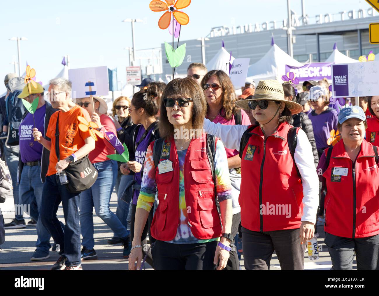 San Francisco, CA - 4 novembre 2023 : participants à la Marche annuelle pour mettre fin à la maladie d'Alzheimer, le plus grand événement mondial pour sensibiliser et financer la maladie d'Alzheimer Banque D'Images