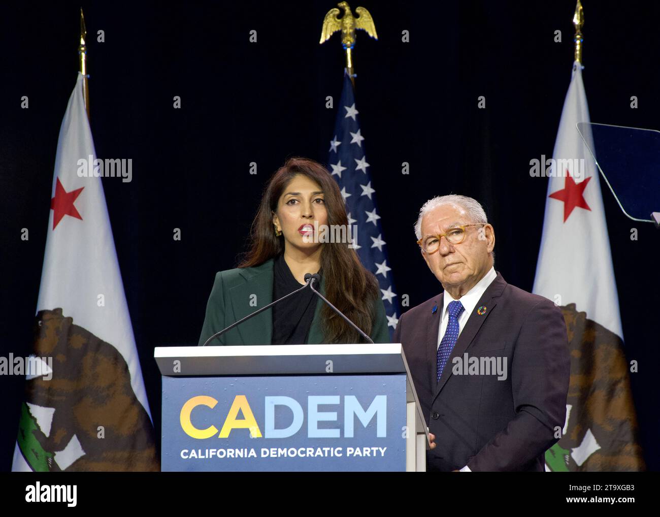 Sacramento, CA - 18 novembre 2023 : Rabbi Steven Jacobs et leader musulman Dr Sara Deen s'exprimant à la session générale de la Convention d'approbation du CADEM. Banque D'Images