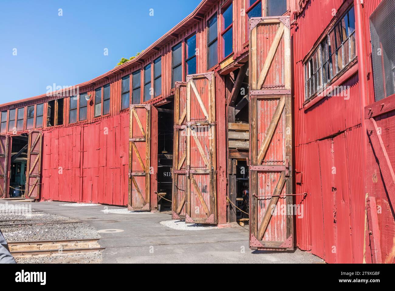 Sierra Railroad Shops voies ferrées menant à la maison ronde à Jamestown, Californie. Banque D'Images