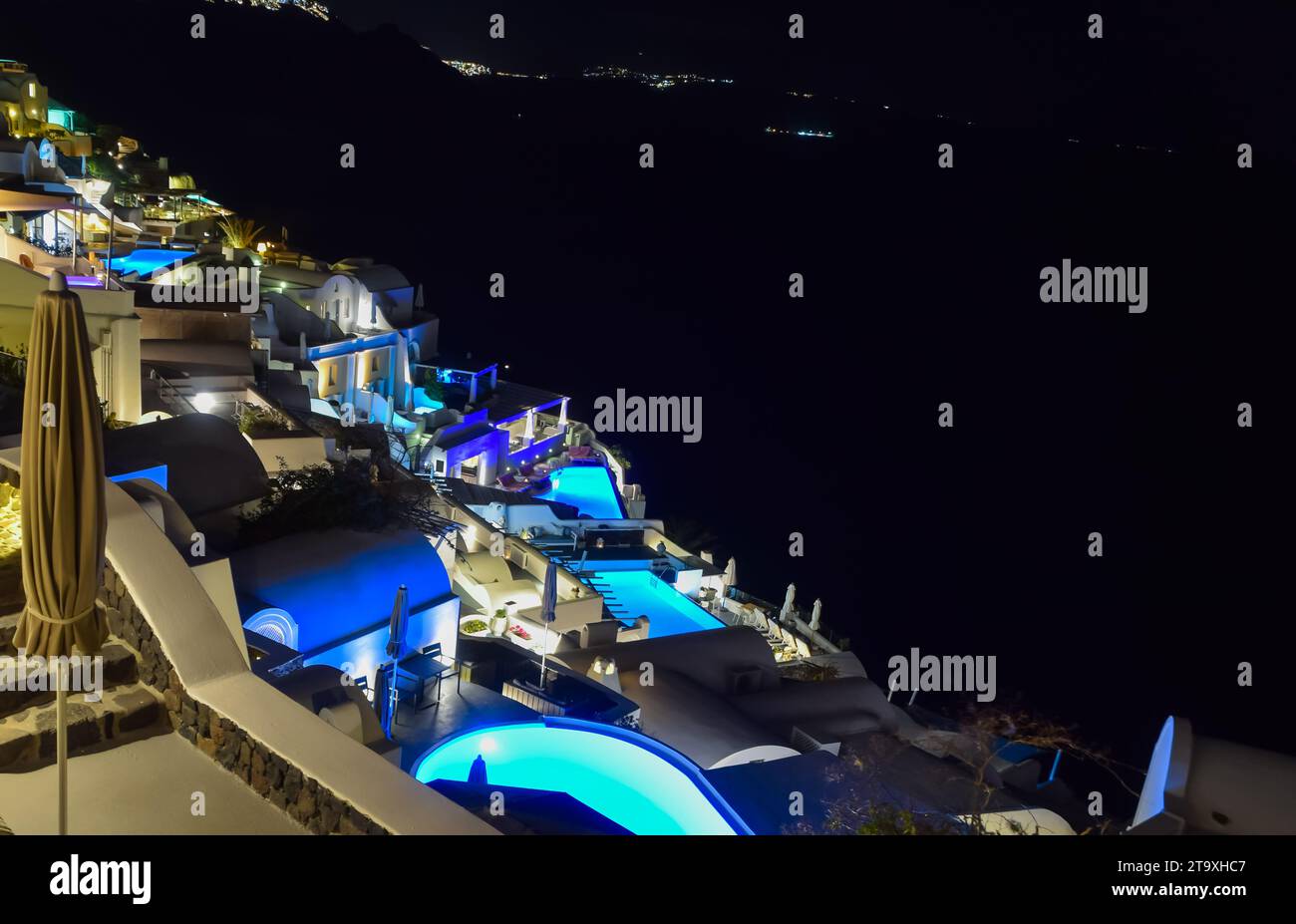 Le bleu des piscines d'Oia la nuit. Santorin, Grèce Banque D'Images