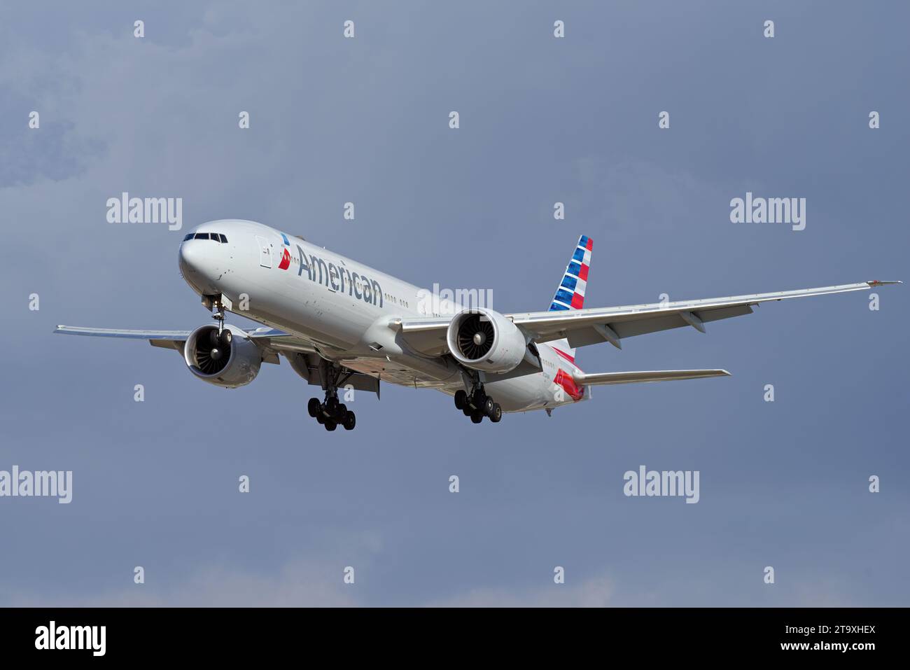 Boeing 777 d'American Airlines immatriculé N724AN approchant LAX de l'aéroport international de Los Angeles. Banque D'Images