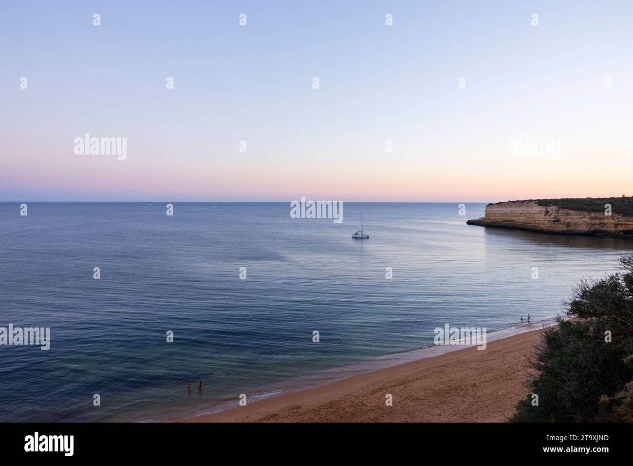 Magnifique coucher de soleil sur la Nouvelle plage (Praia Nova) à Porches, Algarve, Portugal Banque D'Images