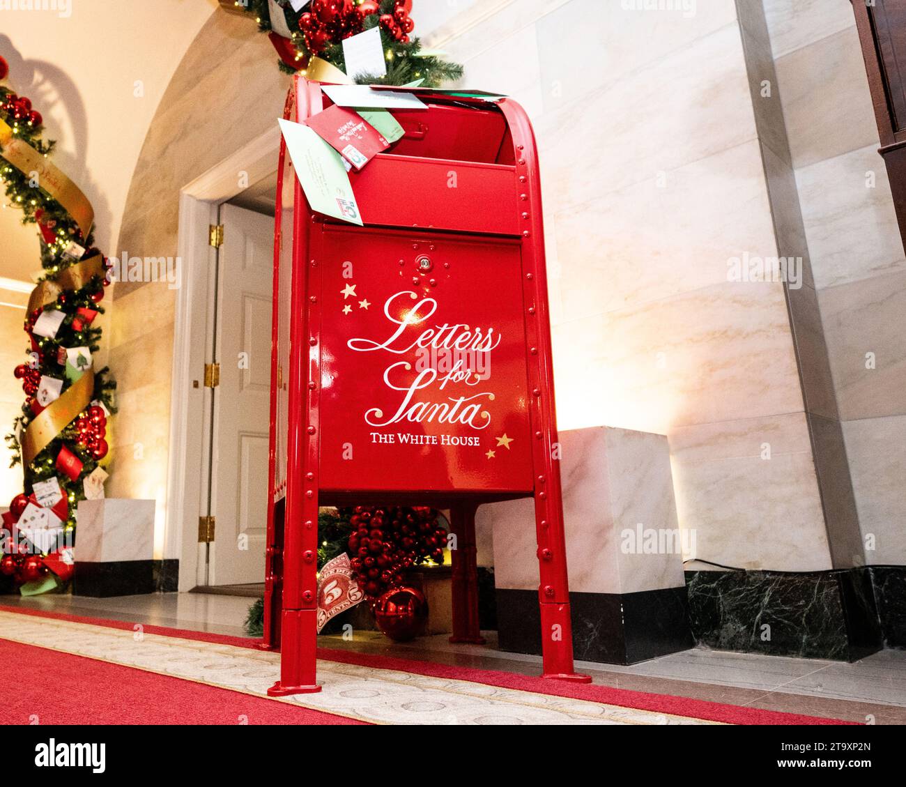 Washington, États-Unis. 27 novembre 2023. Une boîte aux lettres pour envoyer des lettres au Père Noël à un aperçu du décor de vacances à la Maison Blanche. Crédit : SOPA Images Limited/Alamy Live News Banque D'Images