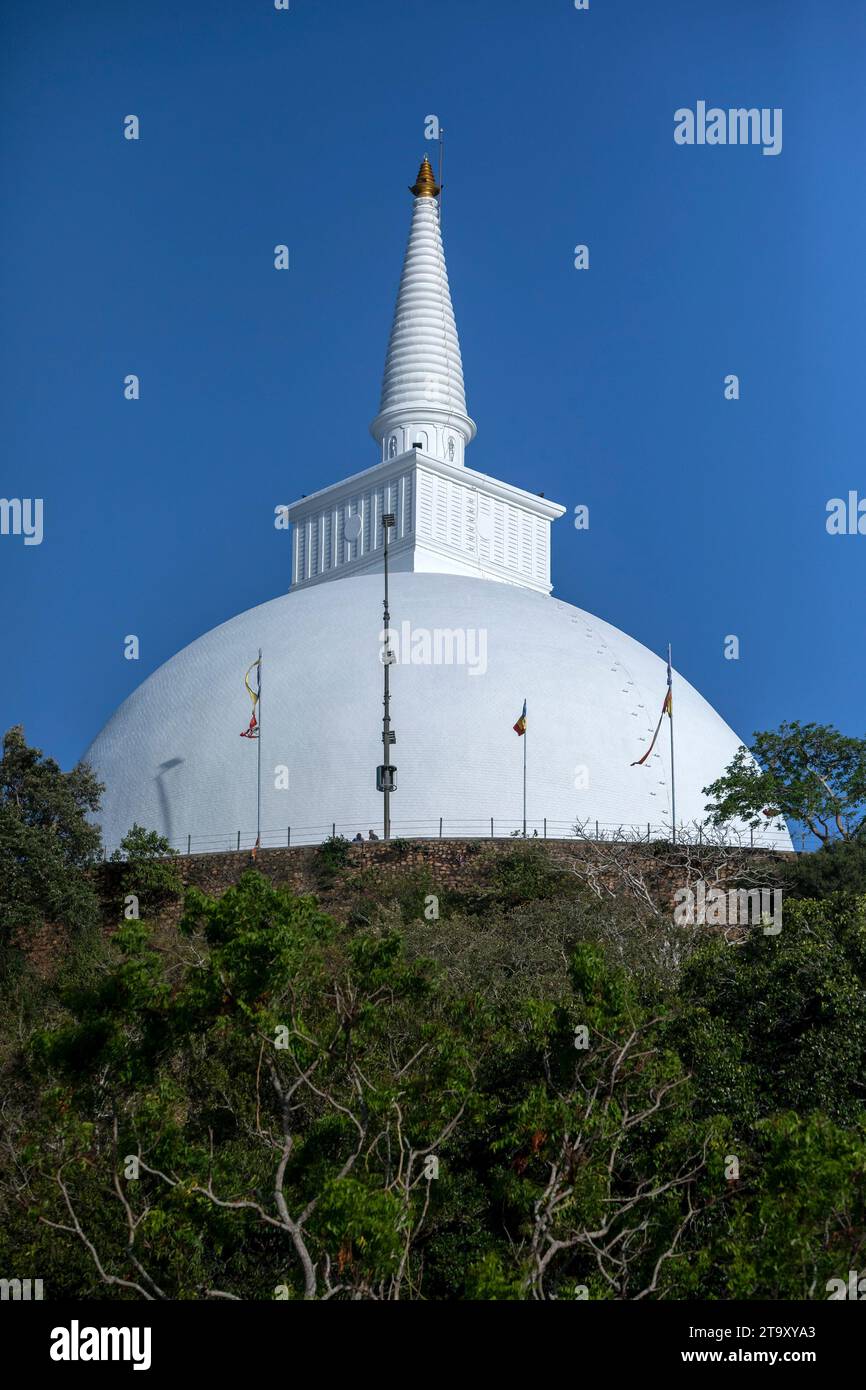 Le soleil se couche sur le Maha Seya (stupa) à Mihintale au Sri Lanka. Le site antique date de 250 av. J.-C. Banque D'Images