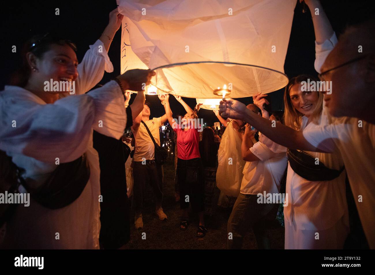 Doi Saket, Thaïlande. 27 novembre 2023. Les gens libèrent des lanternes pendant le festival Yi Peng (Yee Peng) et Loy Kratong à Doi Saket, Chiang Mai. Dans le nord de la Thaïlande, Loy Krathong coïncide avec le festival Lanna (nord de la Thaïlande) connu sous le nom de Yi Peng (ou Yee Peng) qui signifie «jour de la pleine lune», les deux célébrations ont lieu en même temps, sur la nuit de pleine lune du 12e mois du calendrier lunaire thaïlandais à adorer et demander pardon à la déesse de l'eau Ganga pour polluer les rivières et aussi pour adorer la pagode de cheveux du Bouddha dans le ciel. Crédit : SOPA Images Limited/Alamy Live News Banque D'Images
