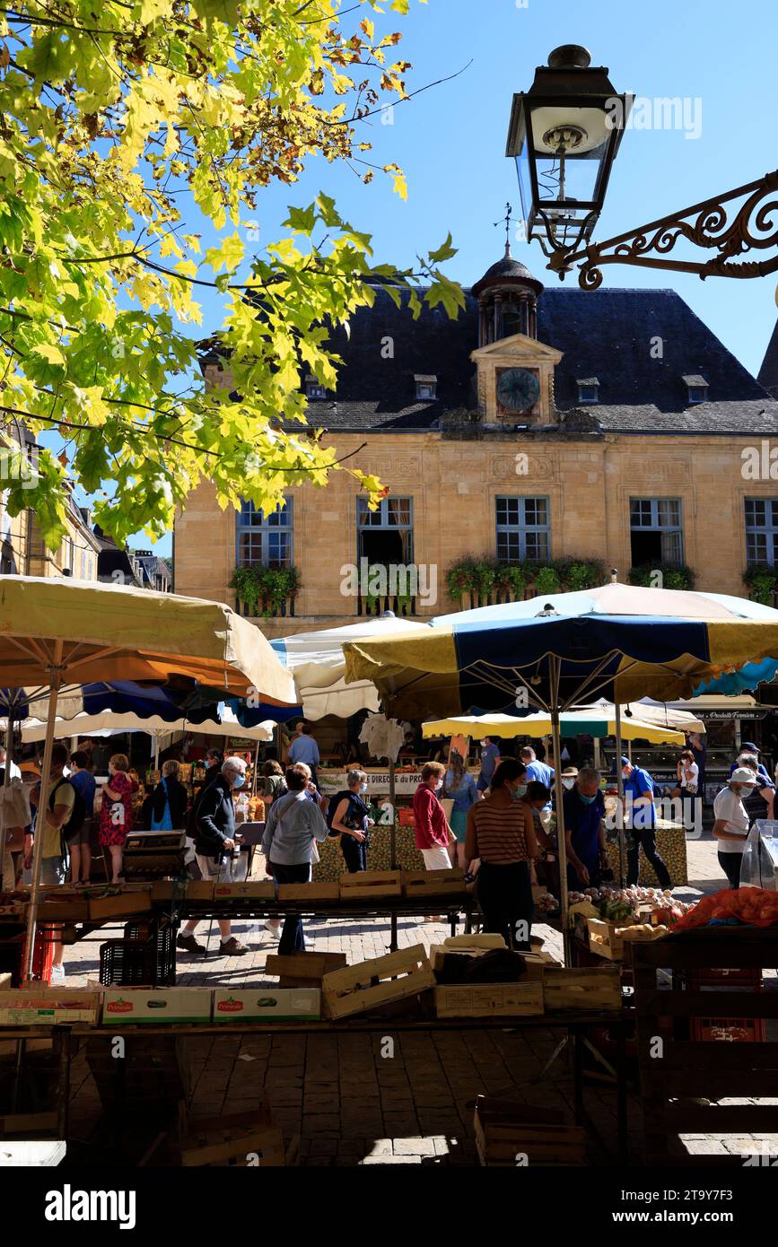 Le célèbre marché de Sarlat sur la place de la liberté, entre la mairie et la cathédrale. Sur ce marché, très populaire auprès des gens de la ville, le Banque D'Images