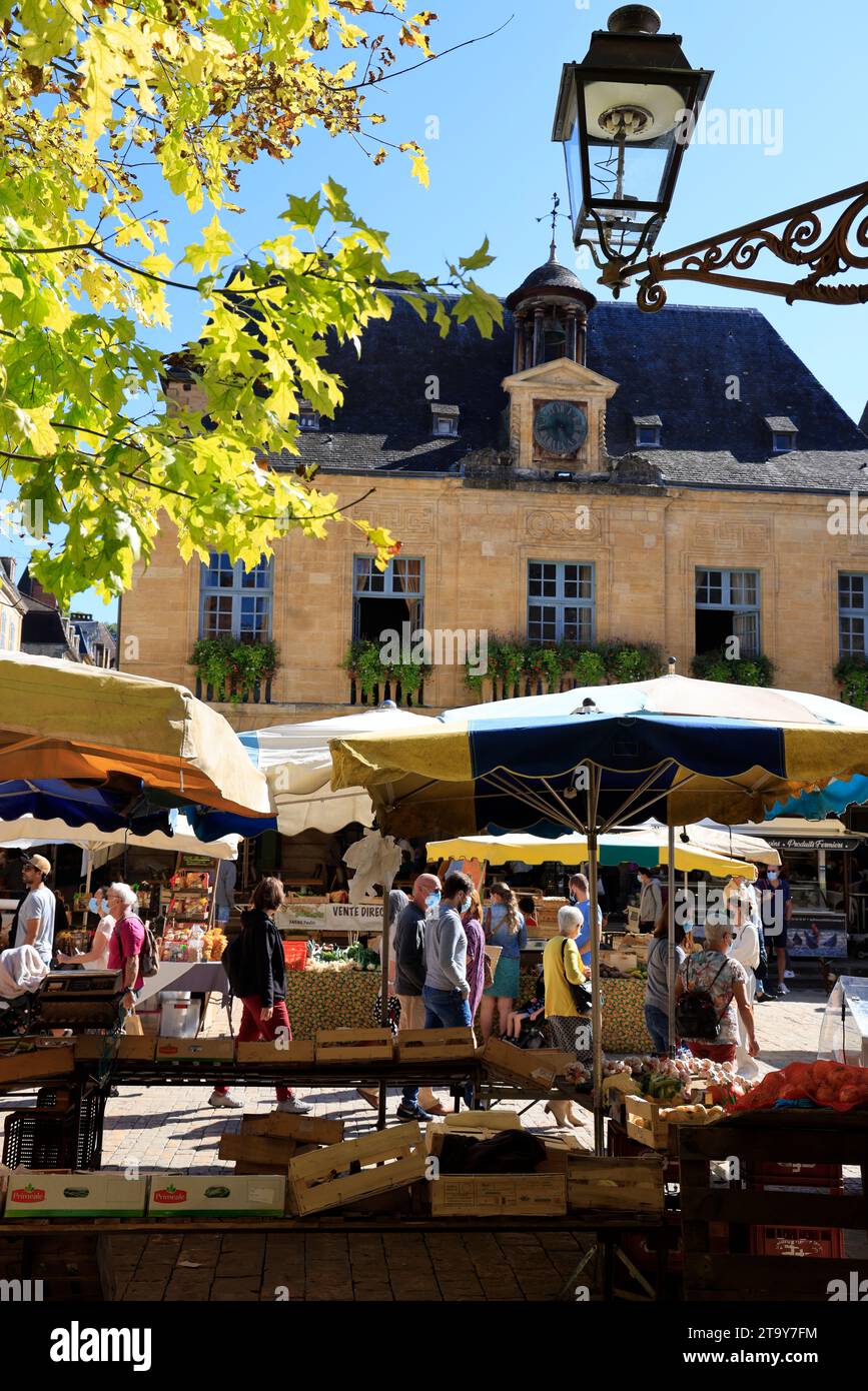 Le célèbre marché de Sarlat sur la place de la liberté, entre la mairie et la cathédrale. Sur ce marché, très populaire auprès des gens de la ville, le Banque D'Images