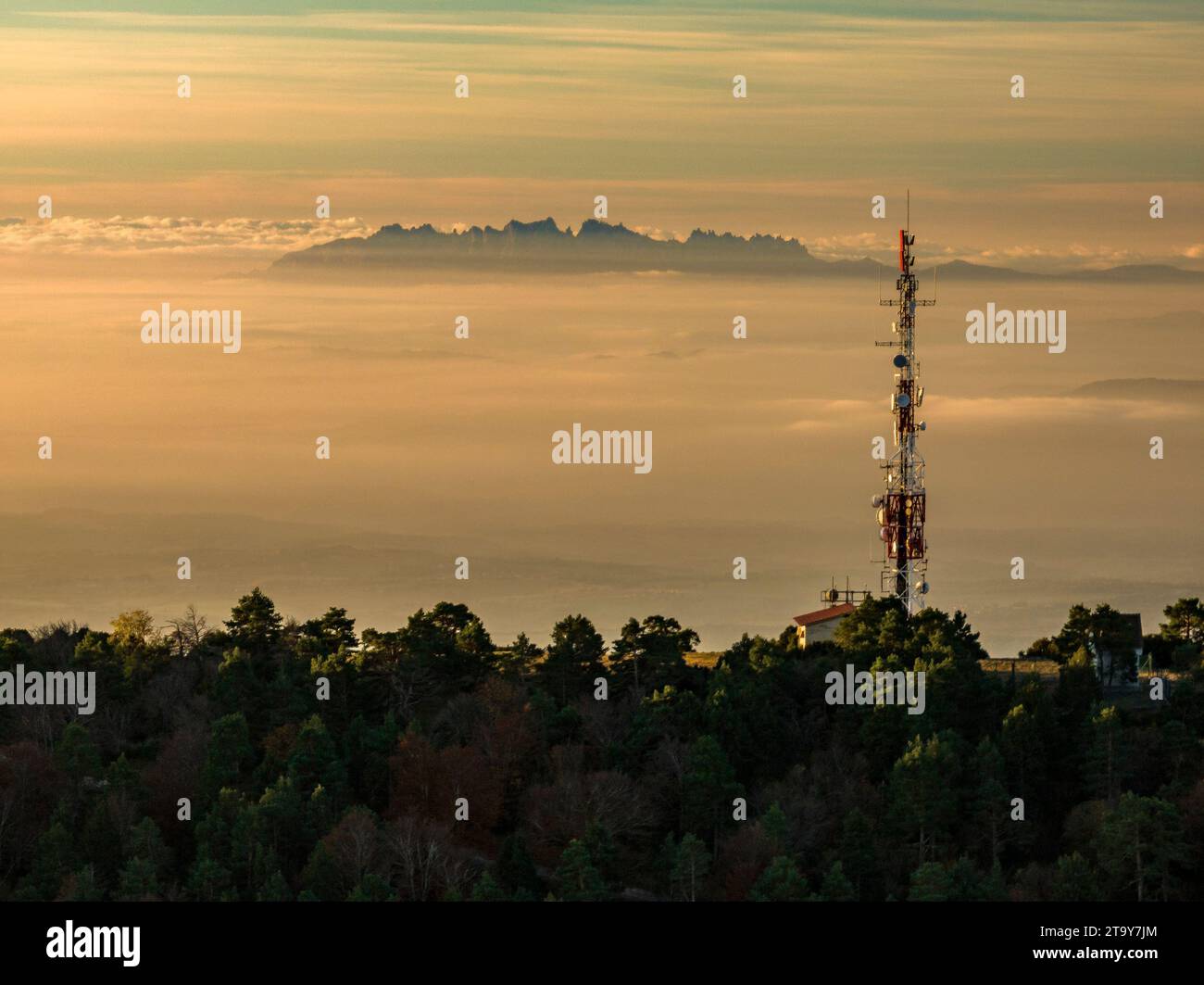 Vue aérienne de la région de Figuerassa avec la montagne de Montserrat au-dessus d'une mer de nuages (Berguedà, Barcelone, Catalogne, Espagne) Banque D'Images