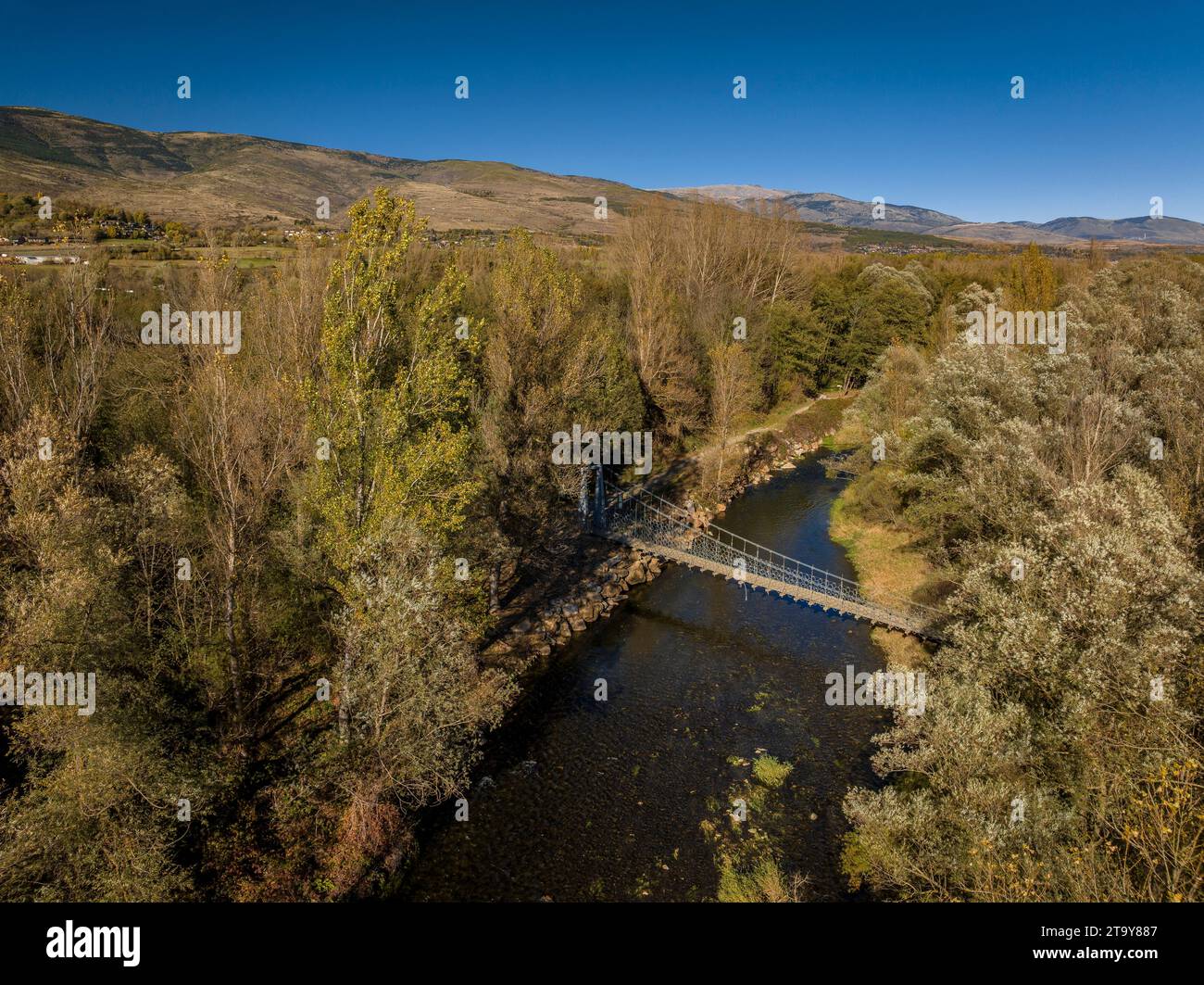 Vue aérienne de la passerelle simple du pont suspendu sur la rivière Segre en automne (Cerdanya, Catalogne, Espagne, Pyrénées) Banque D'Images