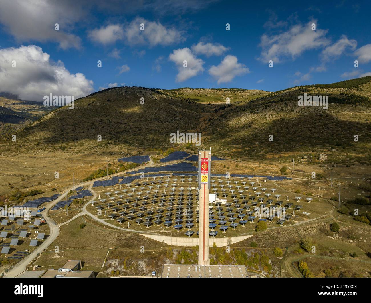 Vue aérienne de la centrale solaire Thémis Solar innovation, située près de Targasonne, en Cerdagne (Pyrénées-Orientales, Occitanie, France) Banque D'Images