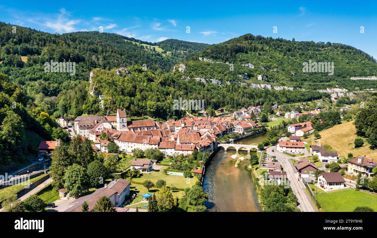 Pittoresque village suisse de Saint-Ursanne sur le Doubs, Suisse. Village Saint-Ursanne dans le district de Porrentruy dans le canton du Jura, Banque D'Images