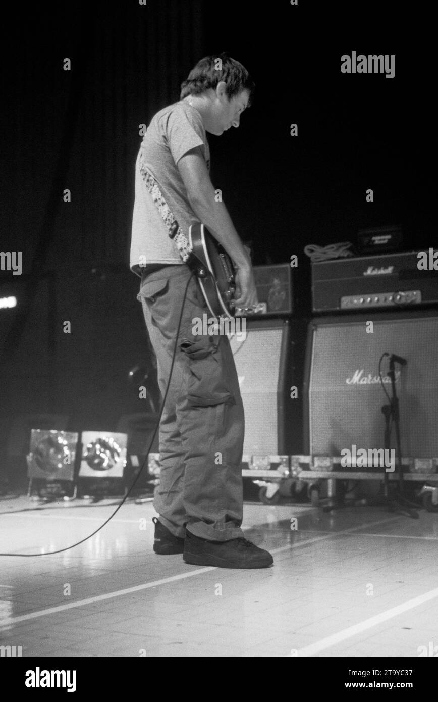 Le guitariste Graham Coxon lors de la soirée d'ouverture de Blur lors de leur tournée Millennium Celebration 'Singles Night' au Newport Centre au pays de Galles, au Royaume-Uni, le 4 décembre 1999. Photo : Rob Watkins. Lors de cette tournée, le légendaire groupe Britpop n'a joué qu'une poignée de petites dates et l'ensemble se composait de tous leurs singles joués dans l'ordre chronologique. Dans Newport, le groupe a exprimé ses regrets d'avoir à jouer Country House et Charmless Man! Banque D'Images