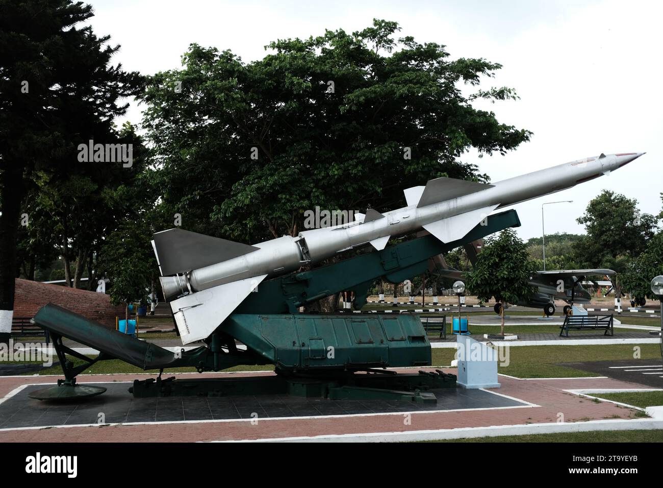 Missile de défense aérienne sa-2 S-75 Dvina conçu et fabriqué par l'Union soviétique exposé au Museum Pusat TNI au Dirgantara Mandala Banque D'Images