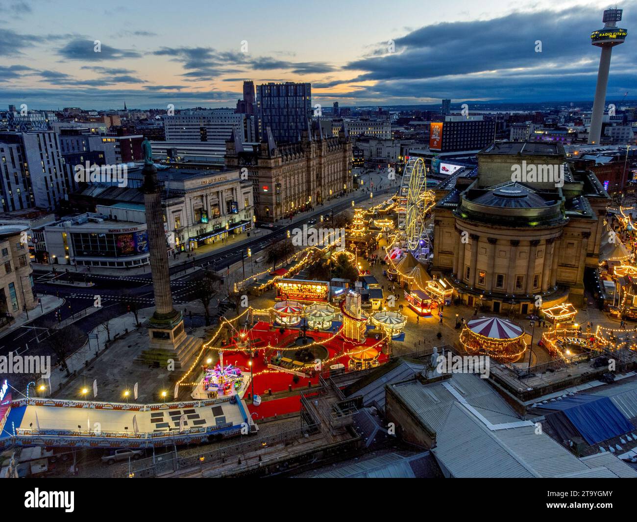 Une vue aérienne du marché de Noël devant St Georges Hall à Liverpool. Date de la photo : lundi 27 novembre 2023. Banque D'Images