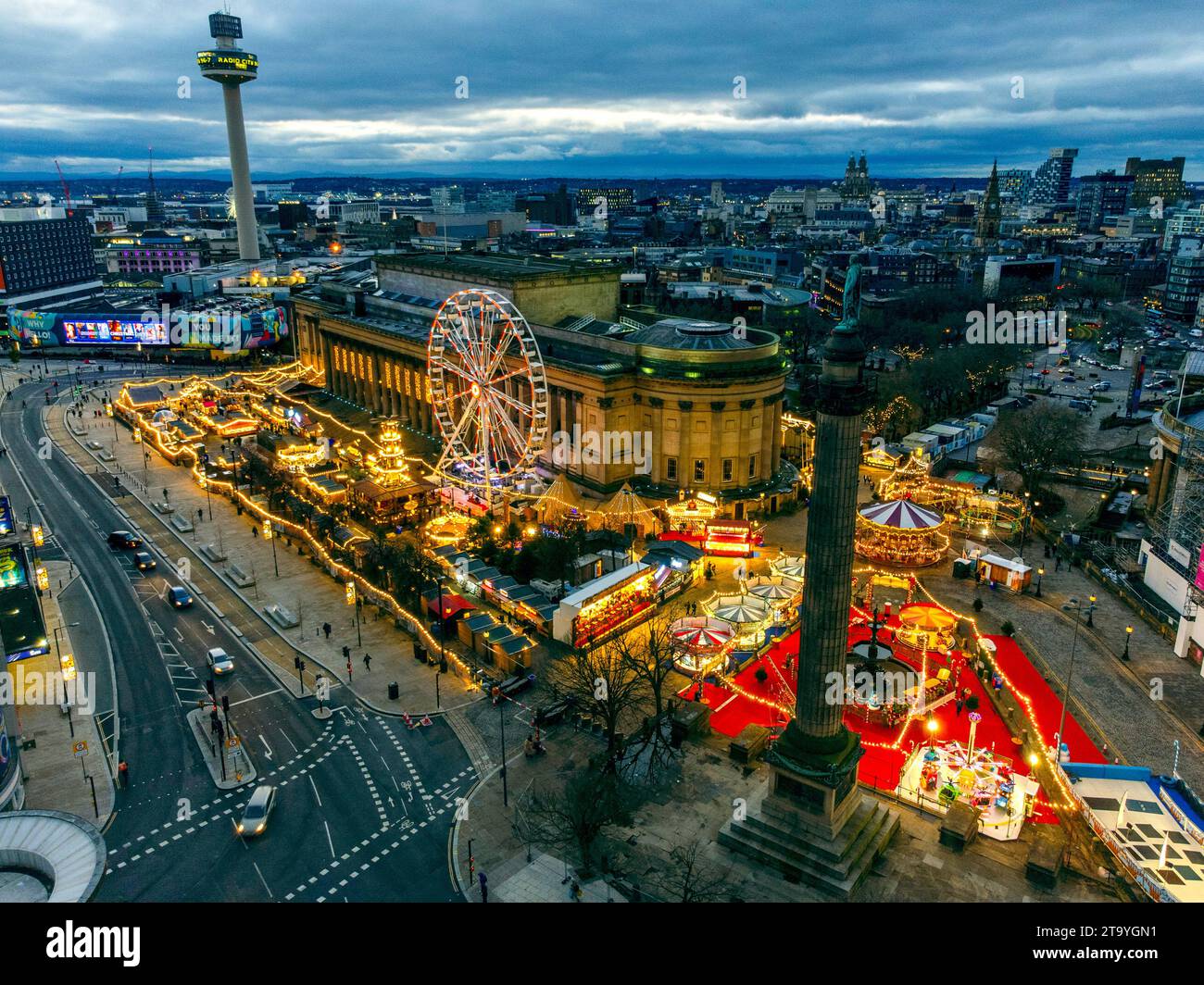 Une vue aérienne du marché de Noël devant St Georges Hall à Liverpool. Date de la photo : lundi 27 novembre 2023. Banque D'Images