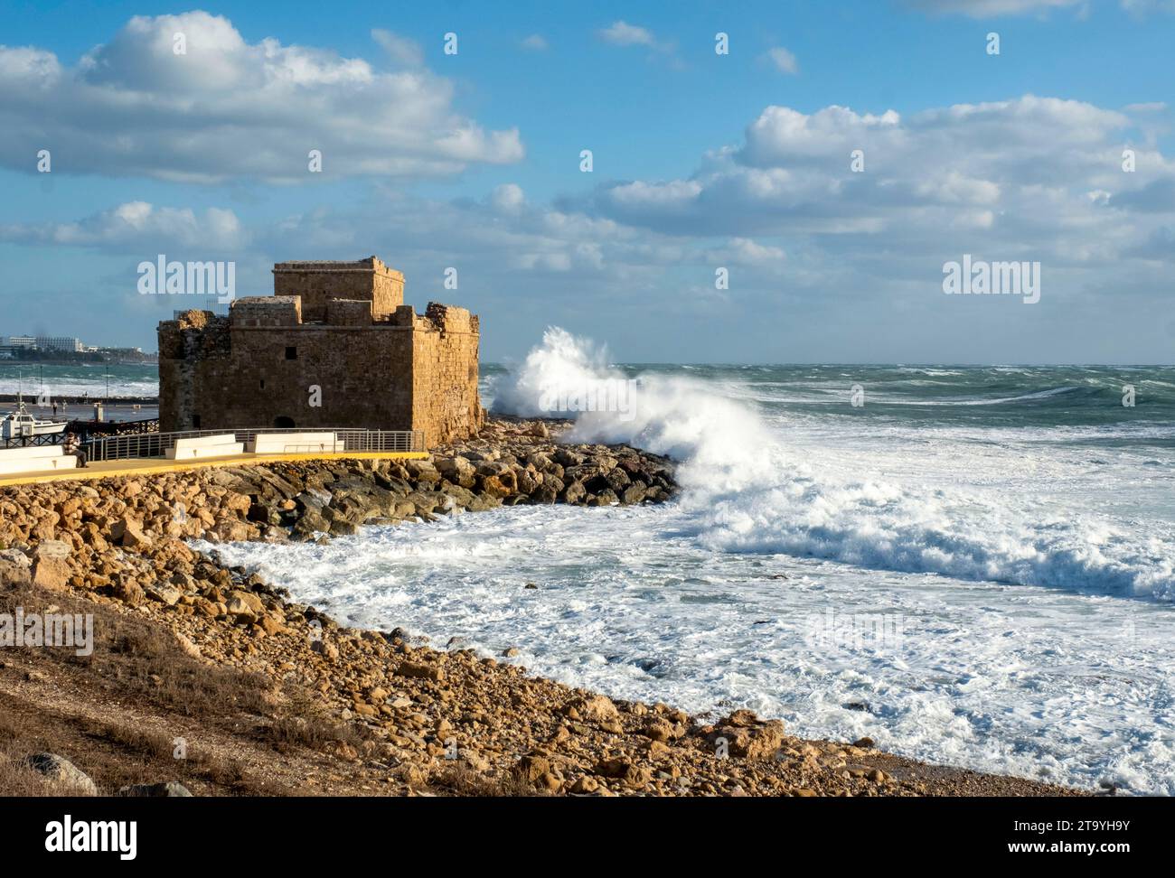 Les mers agitées frappent les rochers du château de Paphos, à Paphos, Chypre. Banque D'Images