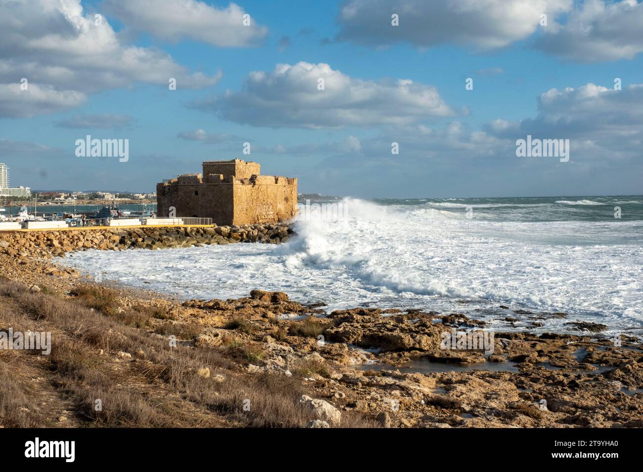 Les mers agitées frappent les rochers du château de Paphos, à Paphos, Chypre. Banque D'Images