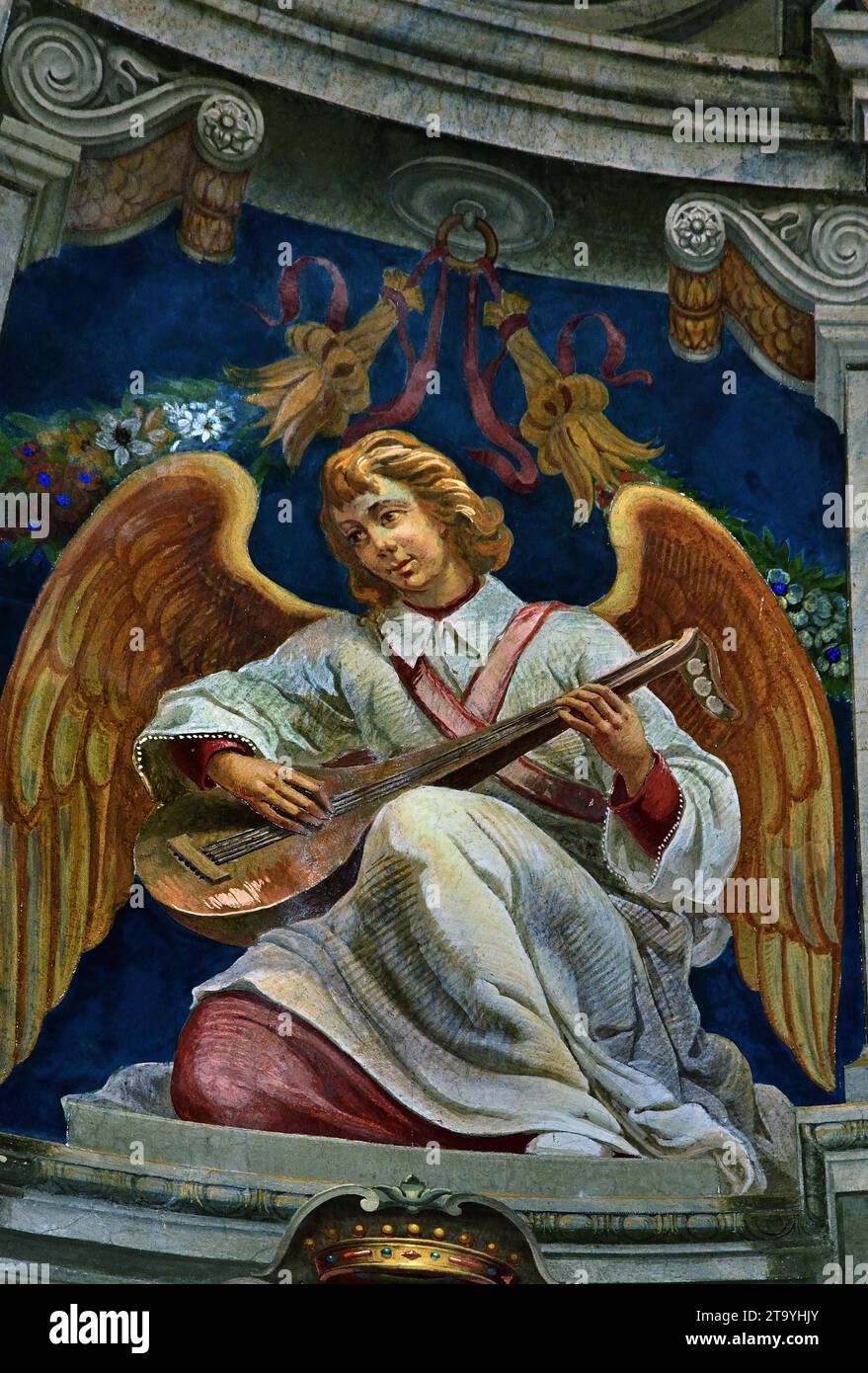 Voûte intérieure décorée dans le sanctuaire pontifical de la Sainte