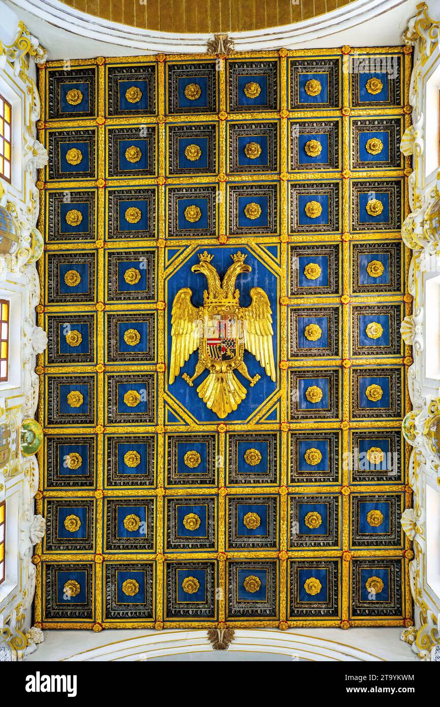 Plafond à caissons dorés (XVII siècle) avec un aigle à deux têtes au centre, les armoiries des Habsbourg, dans la cathédrale Agrigente (Cattedrale di San Gerlando) - Sicile, Italie Banque D'Images