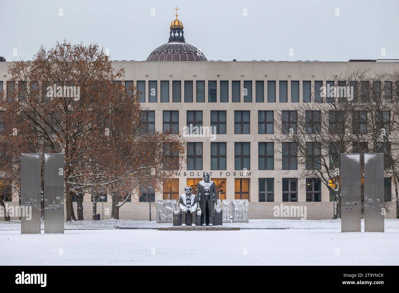 Schnee bedeckt das Denkmal für Karl Marx und Friedrich Engels à Berlin. 28.11.23, Berlin, GER - Schnee am Marx Engels Forum à Berlin., Berlin Berlin Deutschland, DEU Marx Engels Forum *** neige couvre le monument à Karl Marx et Friedrich Engels à Berlin 28 11 23, Berlin, GER neige au Marx Engels Forum à Berlin , Berlin Berlin Berlin Allemagne, DEU Marx Engels Forum Banque D'Images