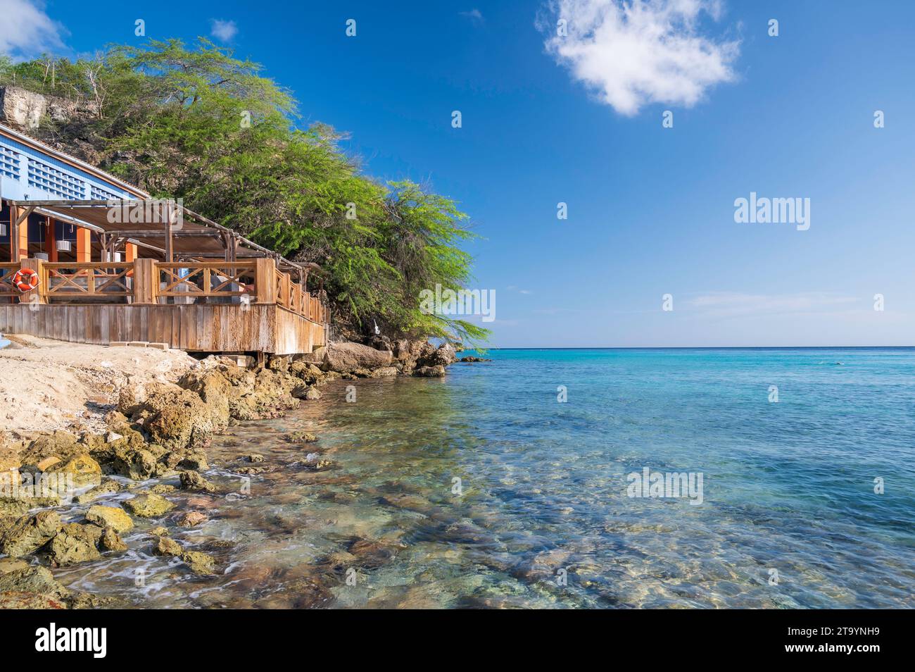 Une structure en bois, surplombant l'océan clair des Caraïbes, à Kokomo Beach, Curaçao, Antilles néerlandaises Banque D'Images