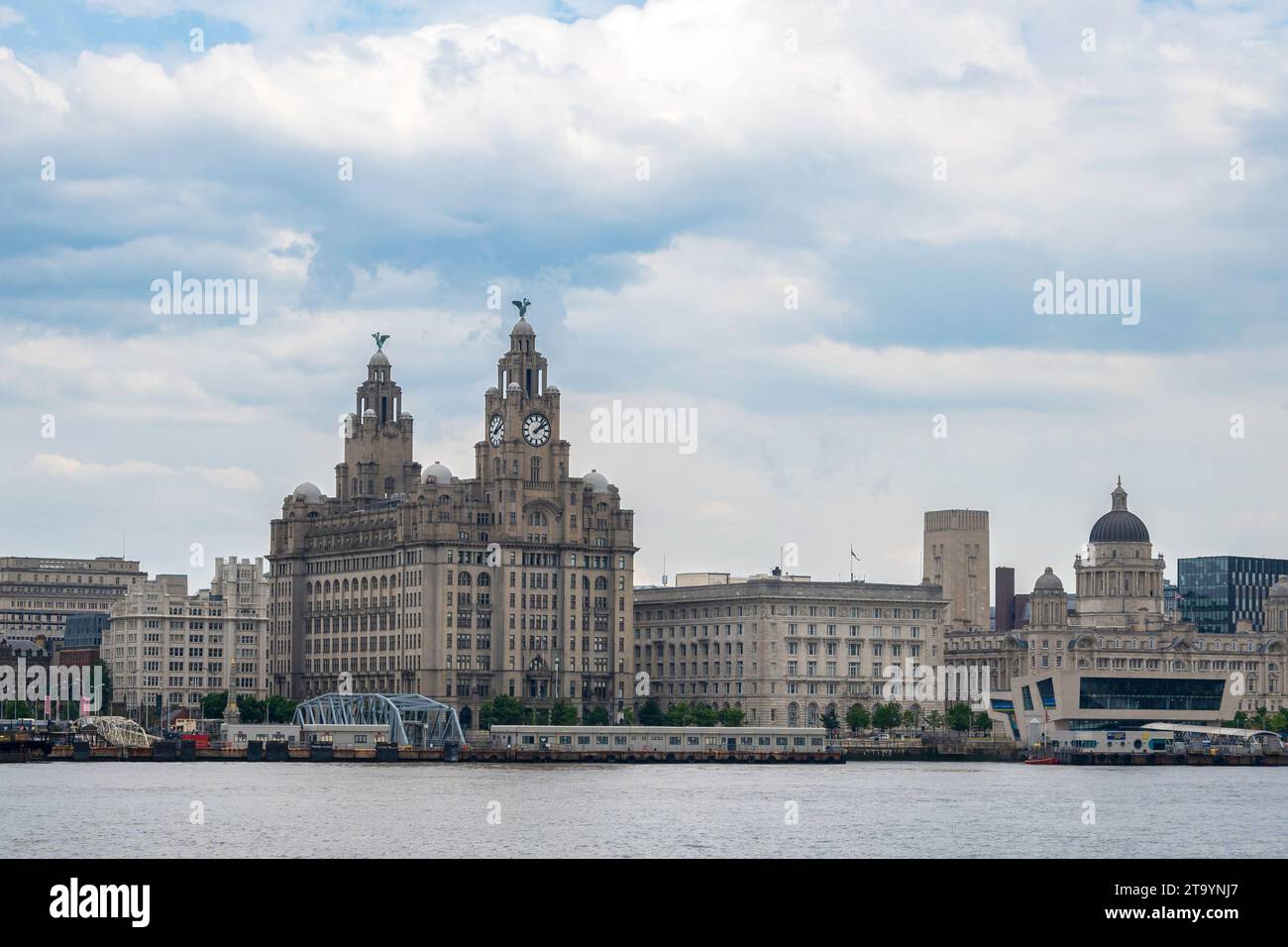 Le front de mer emblématique de Liverpool, en Angleterre, y compris le célèbre bâtiment Liverbirds. Banque D'Images
