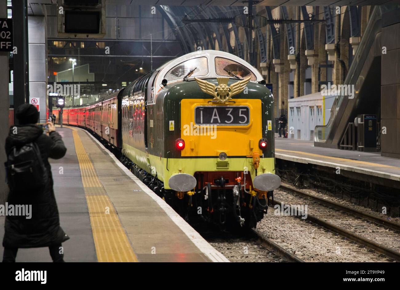 Trainpotter regardant Class 55 DELTIC D9000 'Royal Scots Grey' en livrée verte BR à Kings Cross Banque D'Images