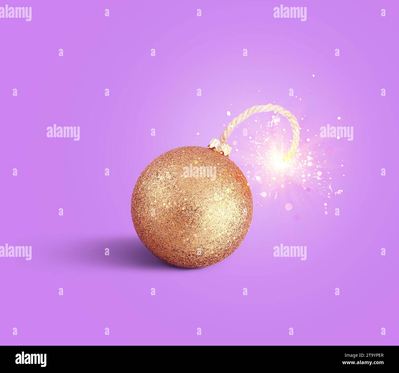 Nouvel an 2024, concept. Boule dorée de Noël avec mèche et étincelles